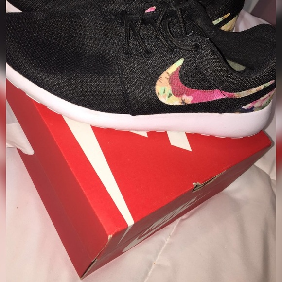 Nike shoes - Picture 2 of 4